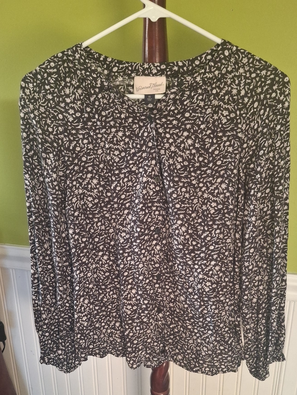Universal Thread Black and White Floral-Print Long-Sleeve Blouse